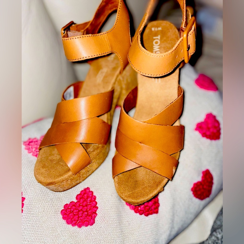 Toms Ava Platform Sandals 7.5 Wide Staying firm with $42